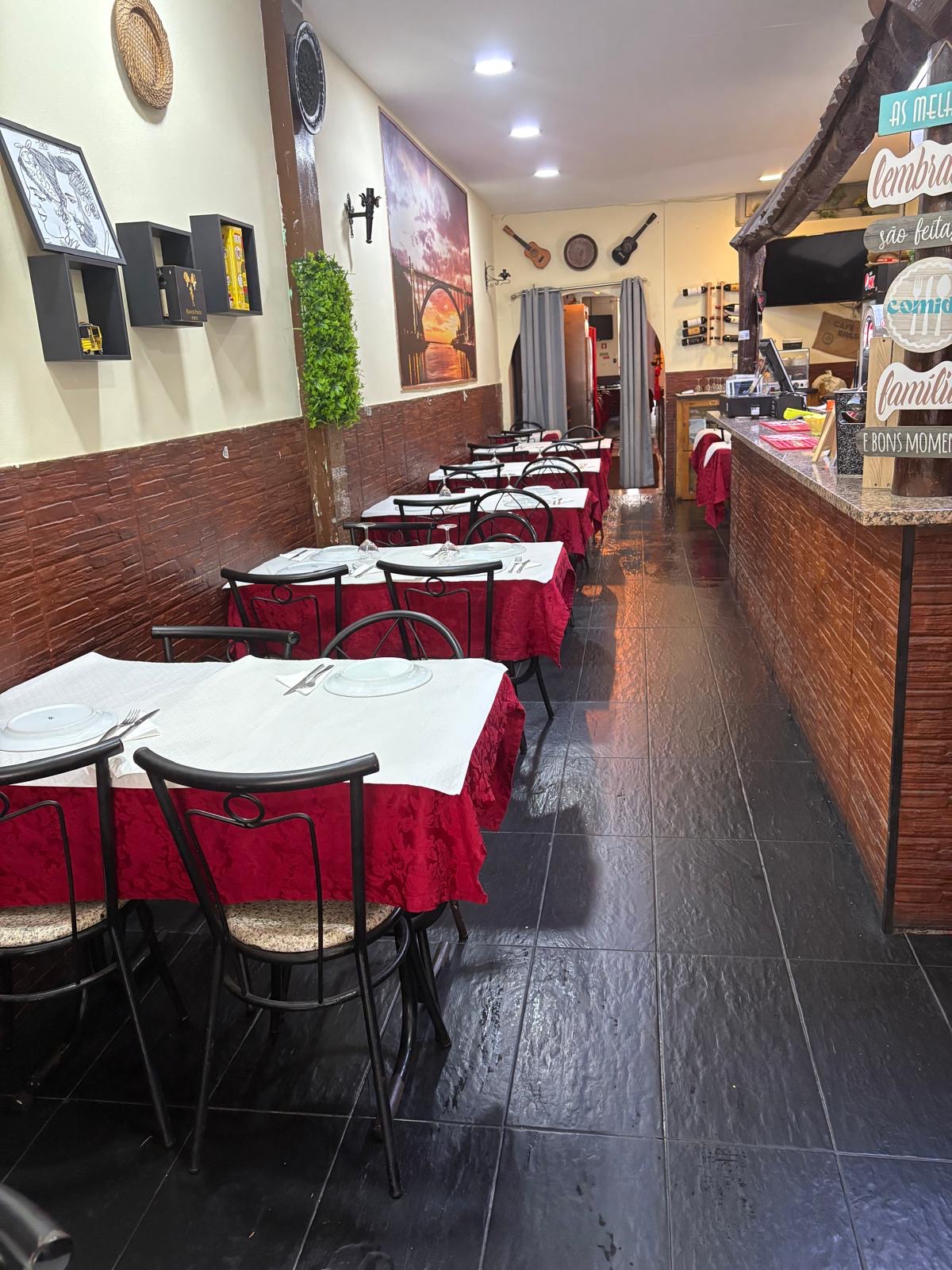 Restaurante equipado e a funcionar