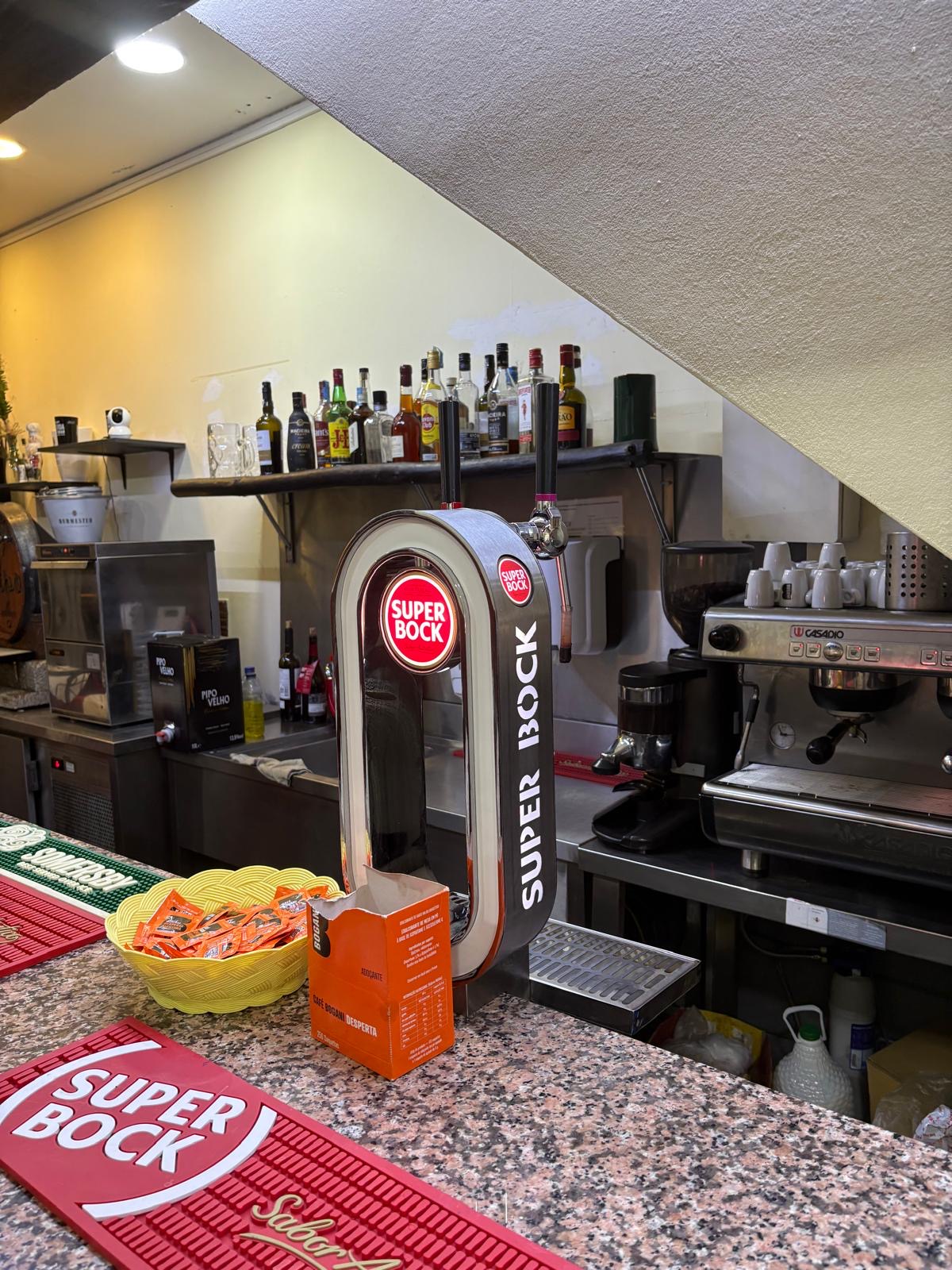 Restaurante equipado e a funcionar