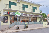 Pastelaria / Cafetaria, com fabrico próprio, na Portela da Azóia