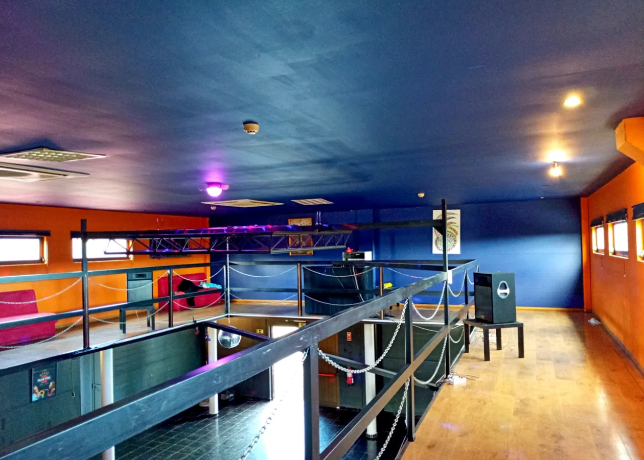 Posto de combustível com restaurante e diversão noturna.