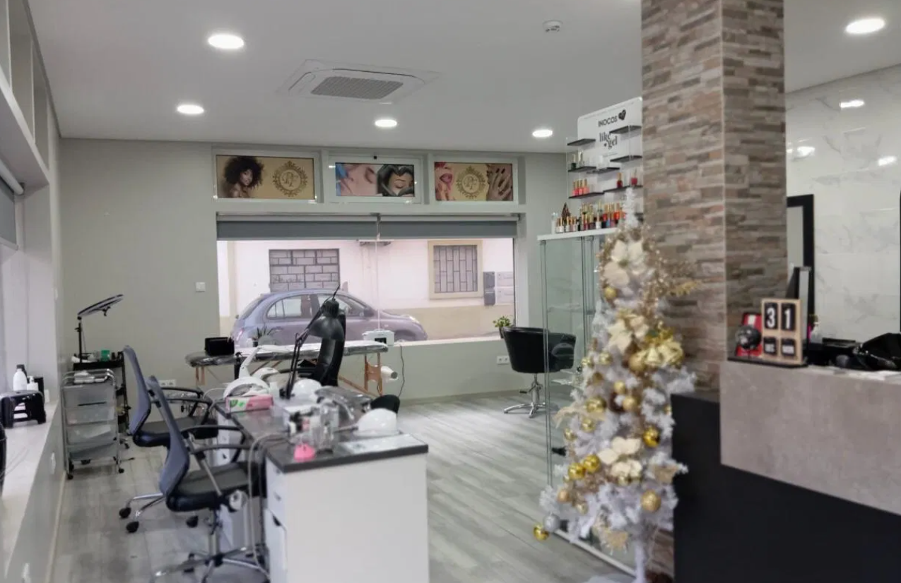 Oportunidade Única! Loja com Salão Cabeleireiro, Equipado