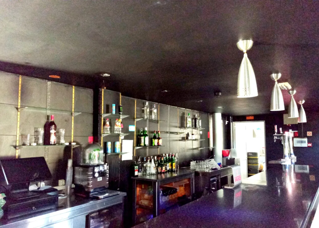 Posto de combustível com restaurante e diversão noturna.