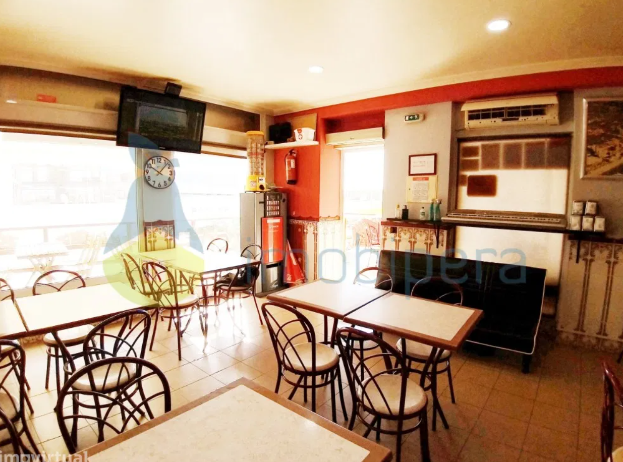 Snack Bar todo equipado em zona revitalizada, a 50 metros